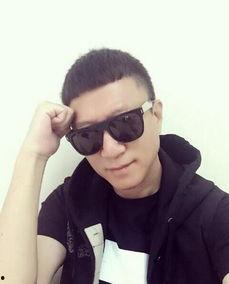 帅哥戴墨镜生活照,探寻帅哥的独特魅力  第2张